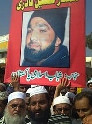 Afbeelding Mumtaz Qadri rondgedragen door fans. Bron: Julie McCarthy-NPR